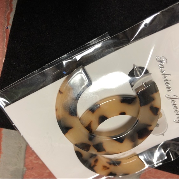Designer tortoise • Acrylic hoops - Picture 2 of 4